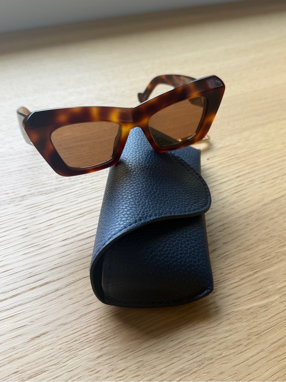 Loewe LW40036I Tortoiseshell Cat-Eye Sunglasses | Made in Italy - Picture 2 of 6